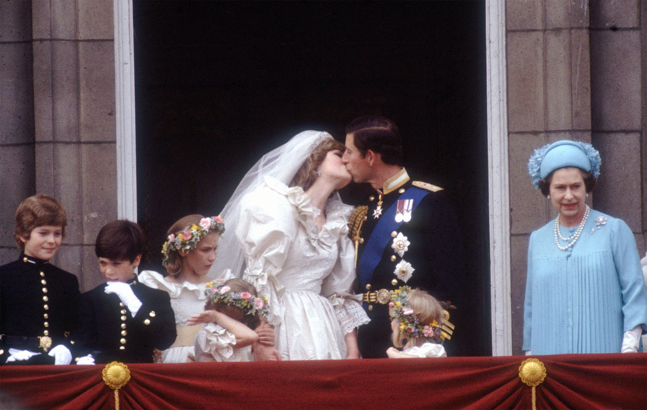 Wedding Of The Century William And Kate Ufo Insight Image Showing Princess Diana And Prince Charles Kissing On The Balcony At Buckingham Palace After Their
