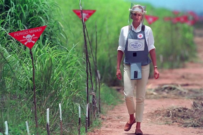 Diana campaigning against landmines.