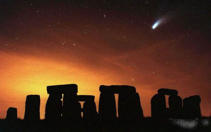 Hale-Bopp over Stonehenge.