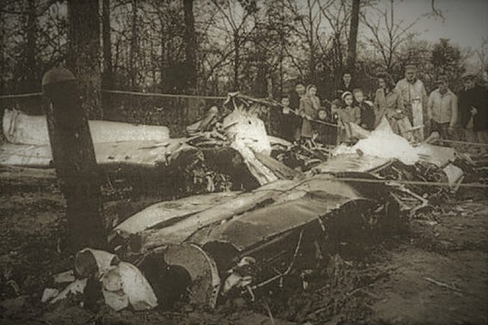 Wreckage of Mantell's plane