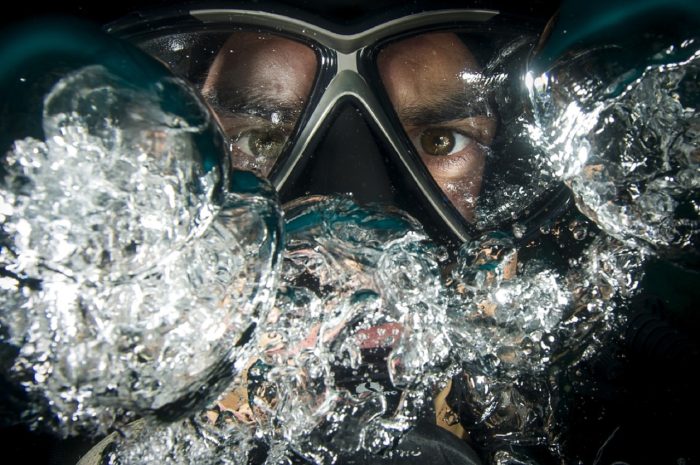 Diver's face mask and goggles with water bubbles