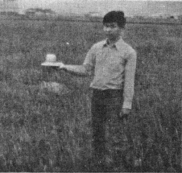 Hiroshi Miro holding the strange object