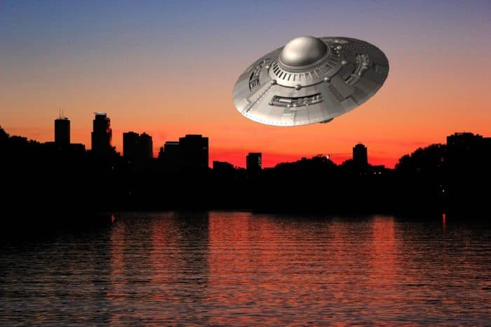 A depiction of a UFO against night skyline 