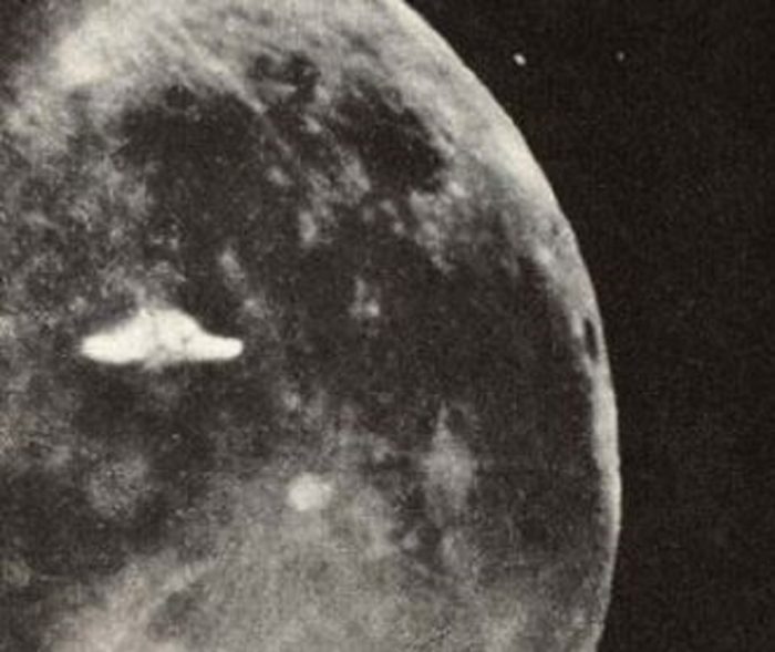 A picture claiming to show a UFO near the Moon