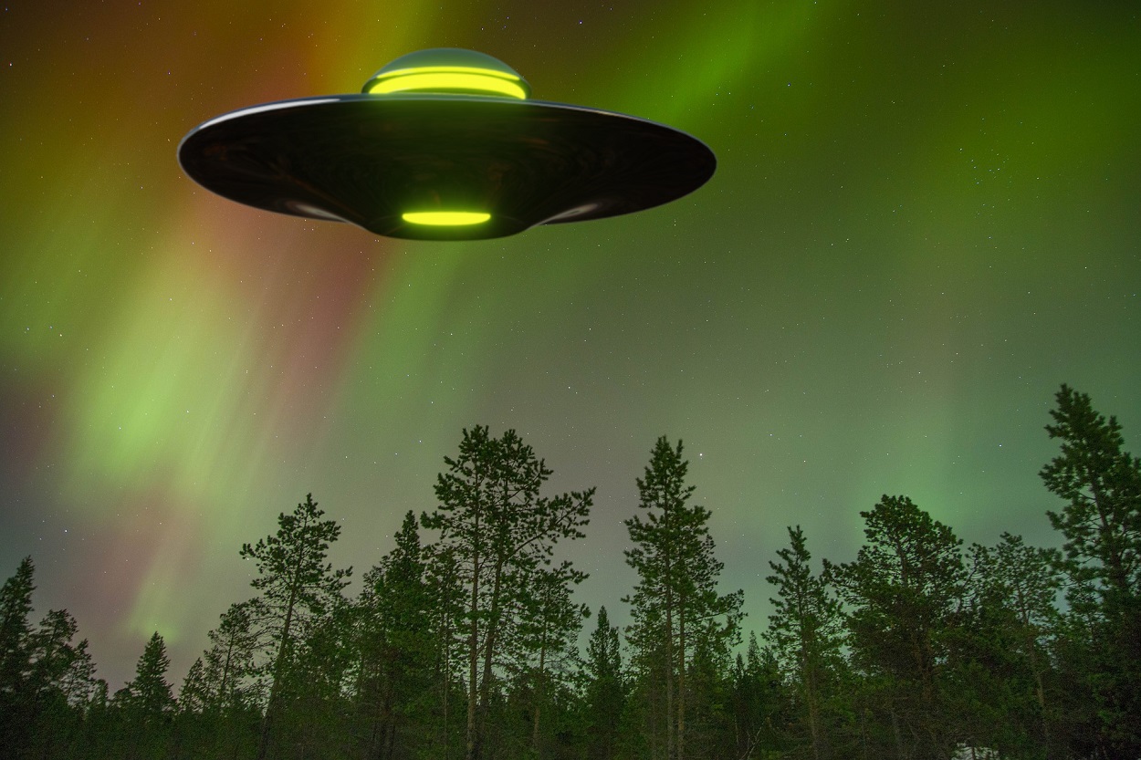 Тарелка летит. UFO 2023. Уфология НЛО. Летающая тарелка. Летающая тарелка зеленая.