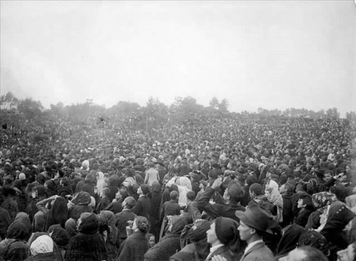 Cowds gather at the Fatima Incident, 1917