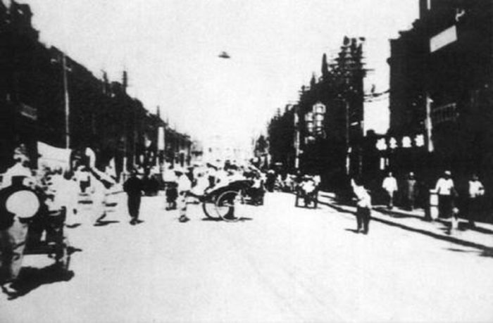 Picture claiming to show a UFO captured over Tianjin in China in 1911