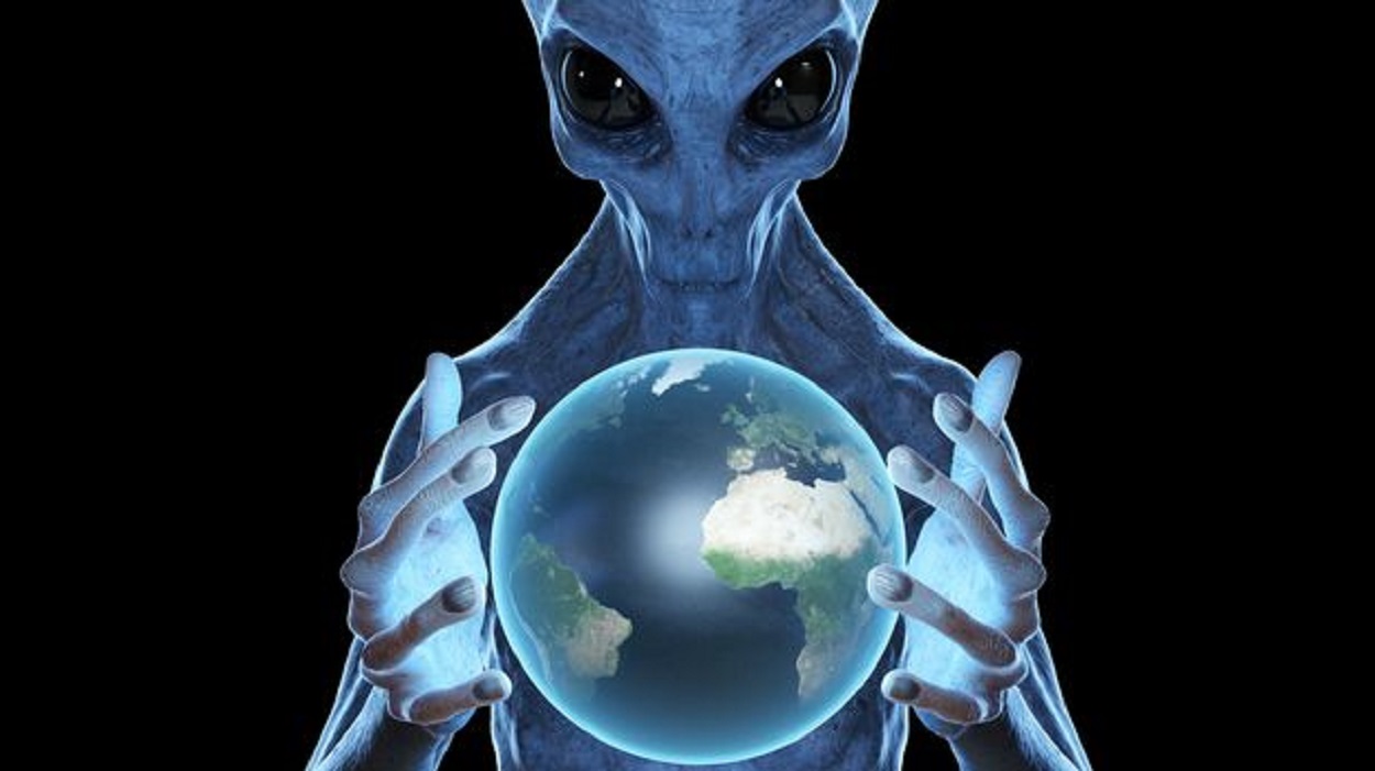 An alien with a planet between its hands