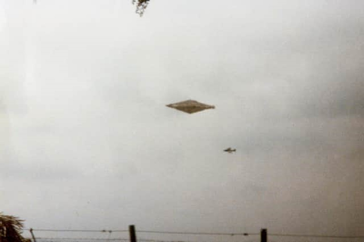 A picture showing a diamond-shaped UFO